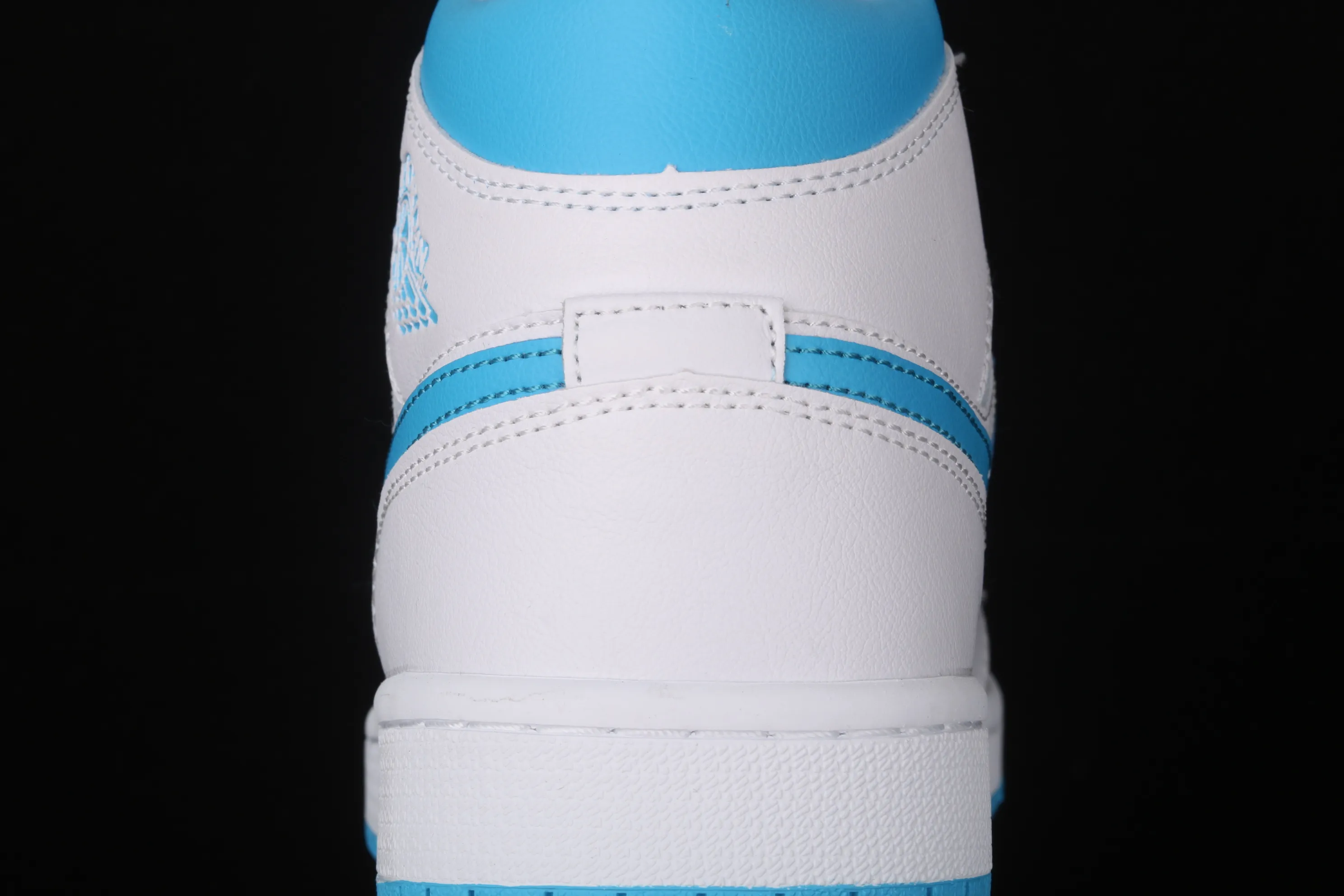 All Categories Air Jordan Jordan Series Basketball Shoes Air Jordan 1 Mid Air Jordan 1 Mid Carolina Blue AJ1 Joe 1 Lake Blue First Layer China Basketball Shoes BQ6472-114